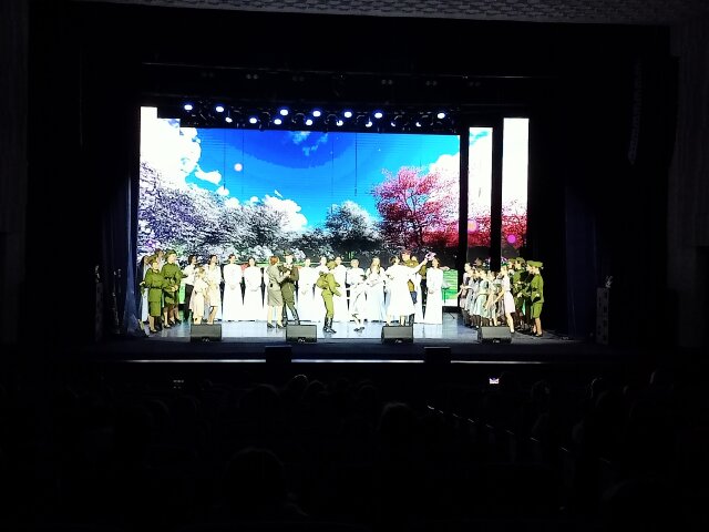 10П класс посетил патриотический спектакль-концерт «Мы помним и гордимся» в ДК «Салют»